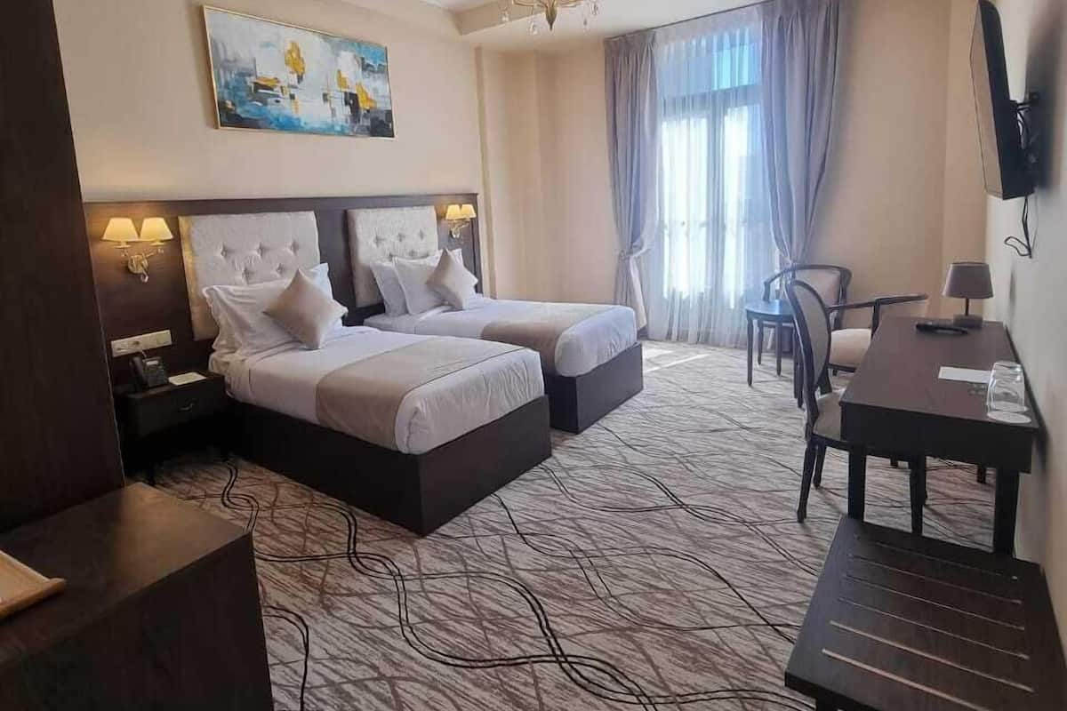 Habitació doble o amb dos llits individuals Deluxe, 1 dormitori | Caixa forta a l'habitació i escriptori