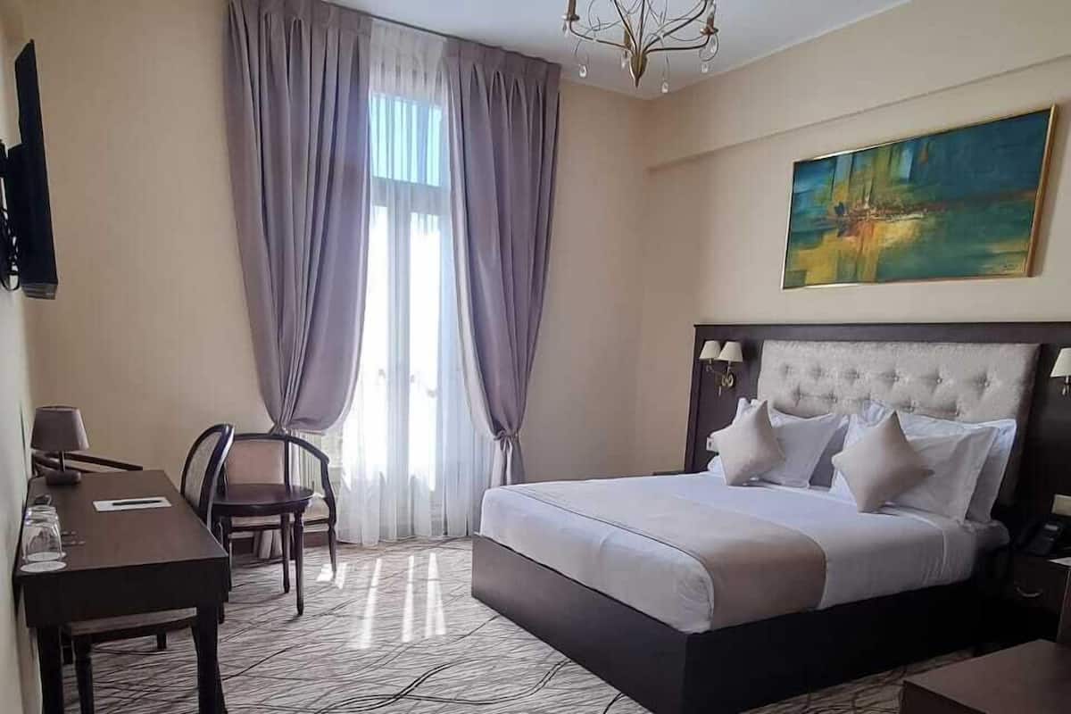 Habitació doble Deluxe, 1 llit doble | Caixa forta a l'habitació i escriptori