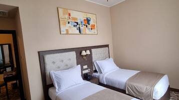 Zimmersafe, Schreibtisch, laptopgeeigneter Arbeitsplatz