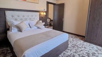 Suite Familiale, 1 chambre, balcon, vue ville | Coffres-forts dans les chambres, bureau