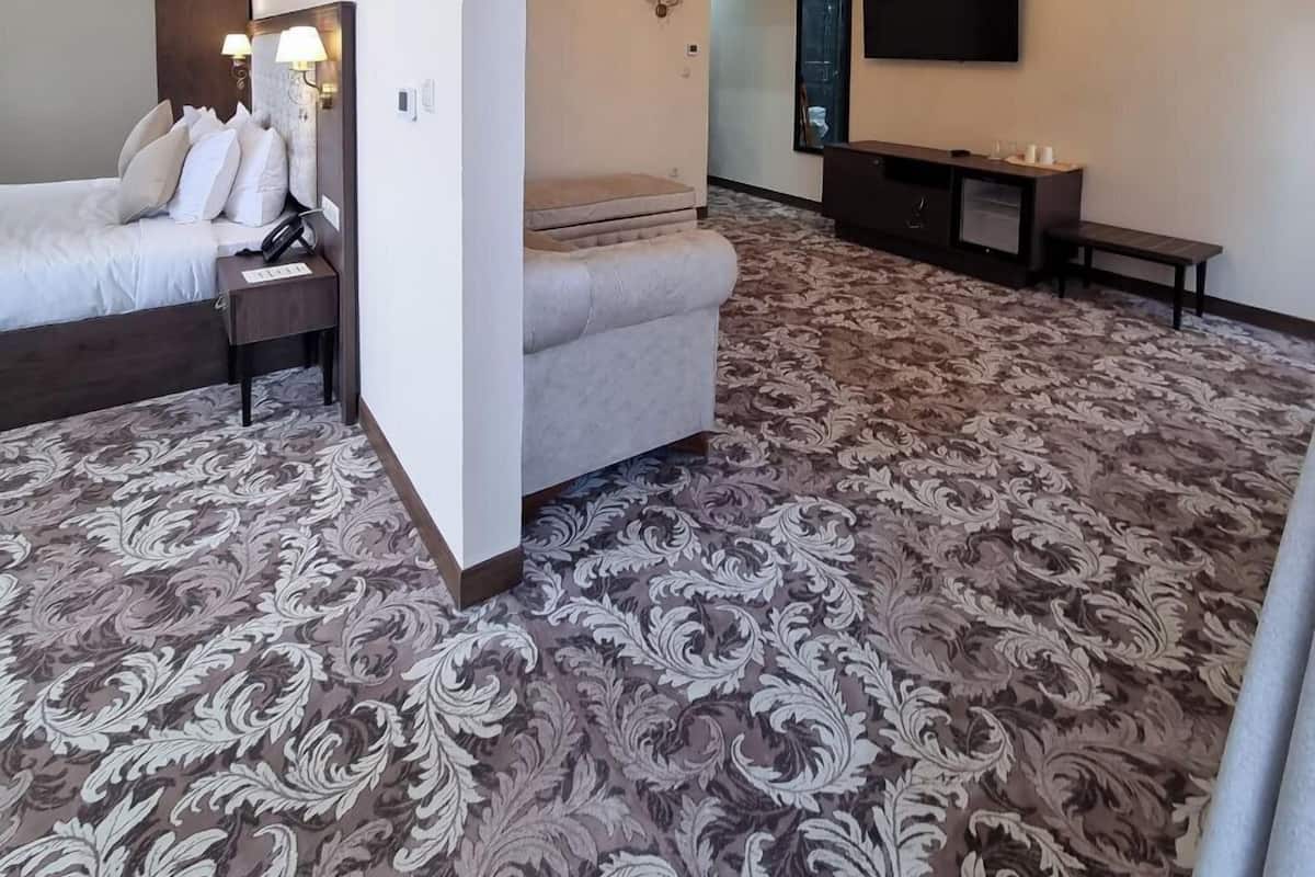 Caixa forta a l'habitació i escriptori