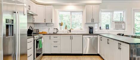 Refrigerador, microondas, horno, placa de cocina