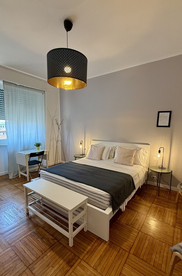 Quarto casal superior, suíte, vista para a cidade | Wi-Fi de cortesia