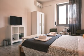 Kamar Double Standar, kamar mandi umum, pemandangan kota | Wi-Fi gratis dan seprai linen