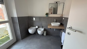 Comfort-Doppelzimmer, Balkon, Stadtblick | Badezimmer