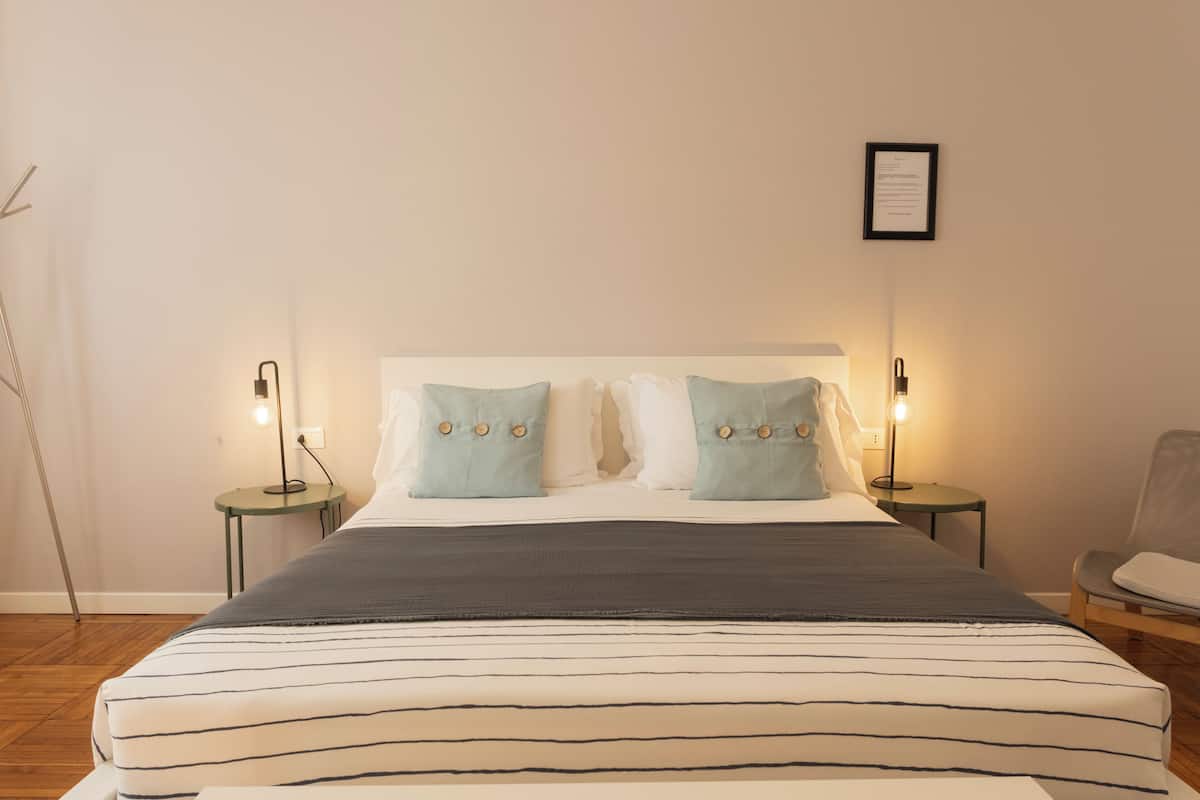 Doppia Superior, bagno in camera, vista città | Wi-Fi gratuito, lenzuola