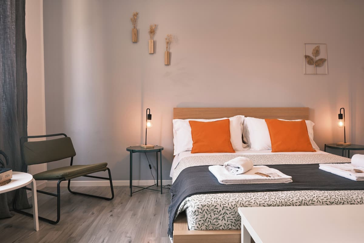 Doppia Standard, bagno condiviso, vista città | Wi-Fi gratuito, lenzuola