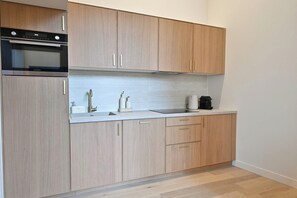 Apartamento | Cocina privada | Frigorífico, microondas, placa de cocina y lavavajillas