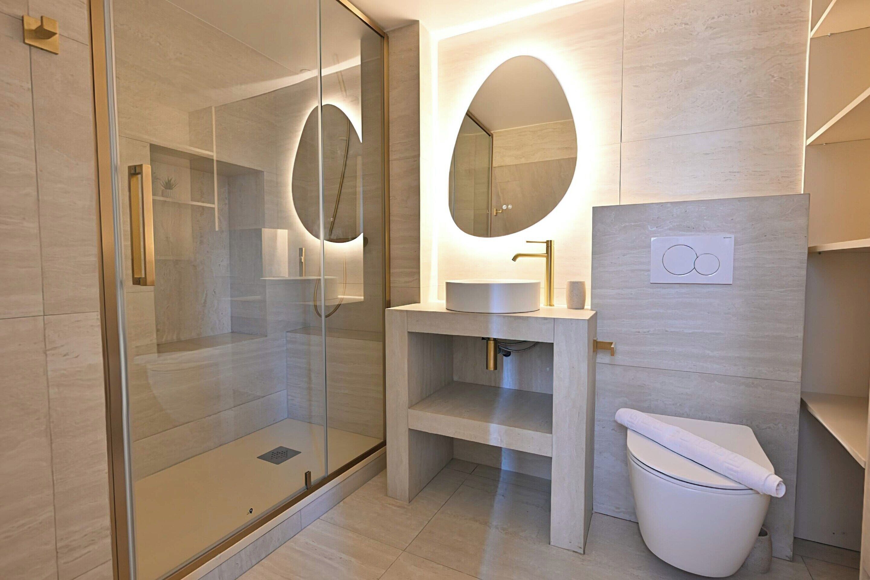 Appartement | Badkamer | Een haardroger, handdoeken, zeep, shampoo
