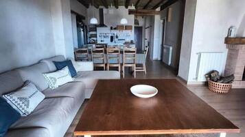 Een televisie en een open haard