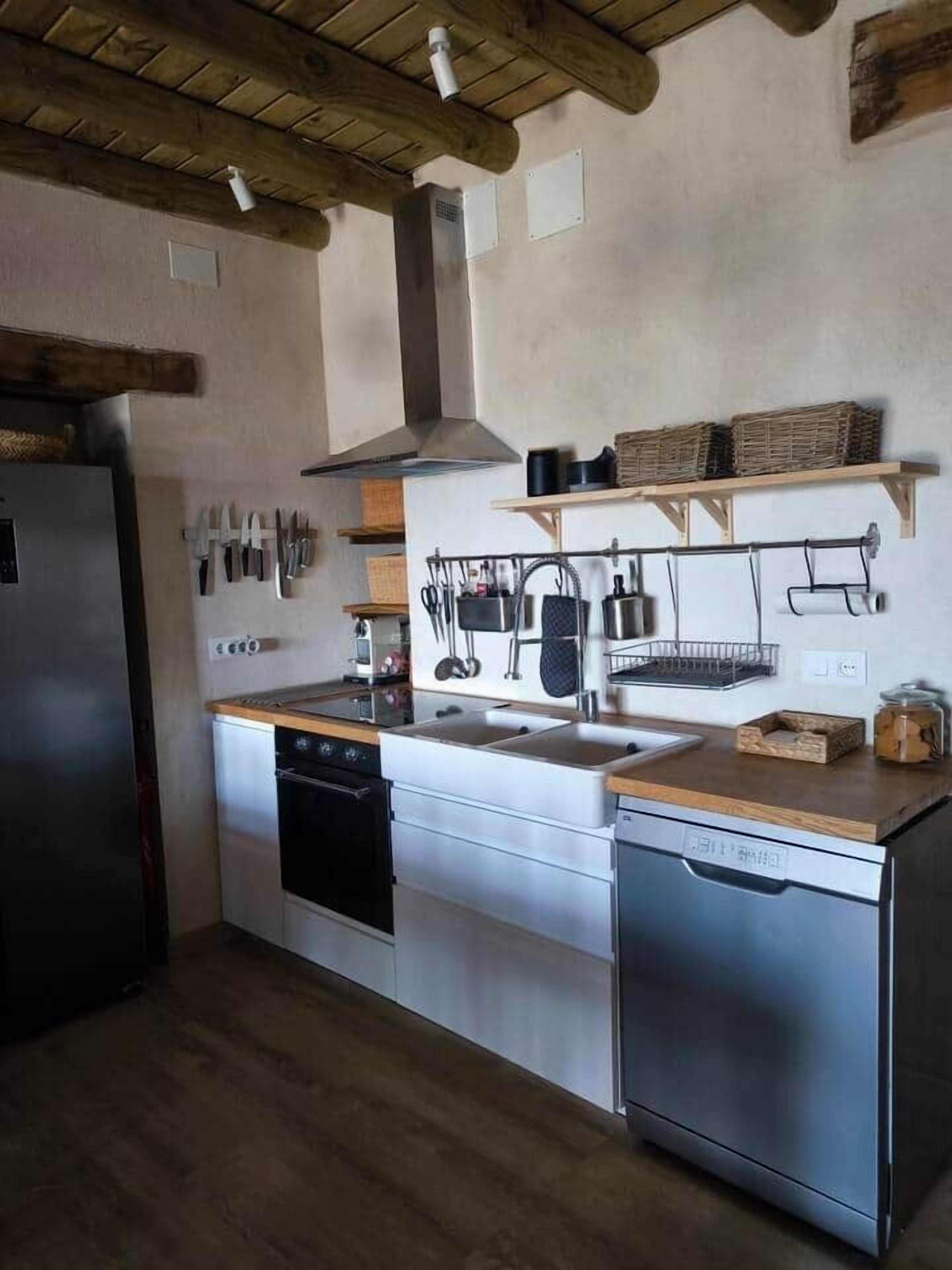 Jääkaappi, mikroaaltouuni, uuni, liesi