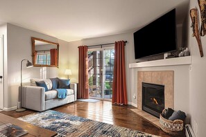 Una televisión, una chimenea, libros, una oficina