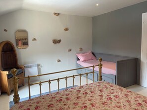 1 chambre, fer et planche à repasser, lit de bébé portatif