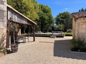 Outdoor dining - Charming 1-bed cottage in Brux perfect for a relaxed rural getaway. Sleeps 1-4. (Brux)