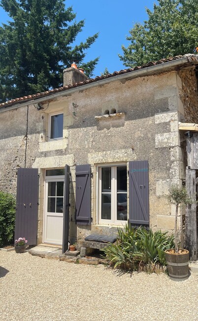 Charming 1-bed cottage in Brux perfect for a relaxed rural getaway. Sleeps 1-4.