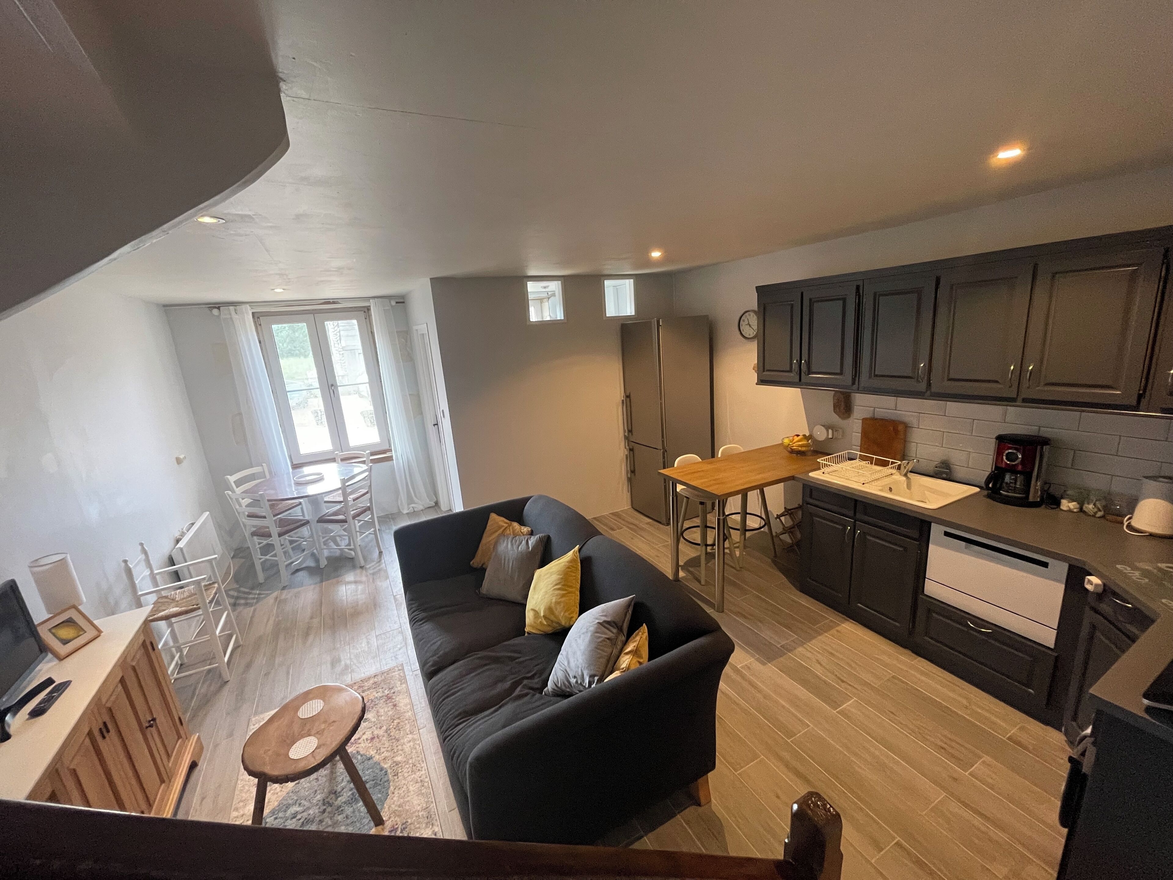 Smart TV, mesa de ping pong, libros, estéreo