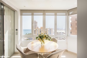 Luksushuoneisto, useita makuuhuoneita, meren rannalla (Luxury beachfront suite Fuengirola) | Ruokailu