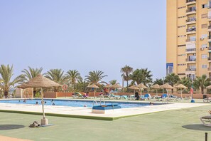 Luksushuoneisto, useita makuuhuoneita, meren rannalla (Luxury beachfront suite Fuengirola) | Uima-allas | Kauden mukainen ulkouima-allas