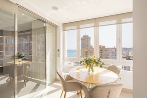 Lyxlägenhet - flera sovrum - kylskåp och mikrovågsugn (Luxury beachfront suite Fuengirola) | Restauranger