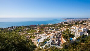 Une ville côtière qui allie des immeubles résidentiels et des espaces ouverts, et qui offre une vue sur la mer.