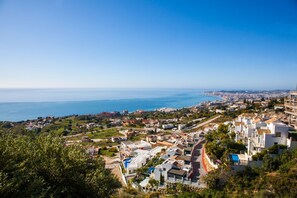 Une ville côtière qui allie des immeubles résidentiels et des espaces ouverts, et qui offre une vue sur la mer.