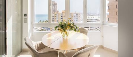 Luxury Apartment, Multiple Bedrooms, Refrigerator & Microwave (La Joyita De Las Palmeras) | Dining