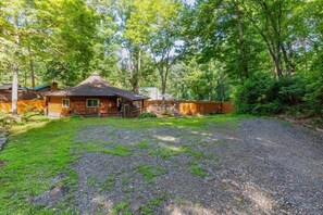 Property grounds - A Round the Glen -Unique 2BR, 2BA, Fenced Yard, Firepit (Maggie Valley)