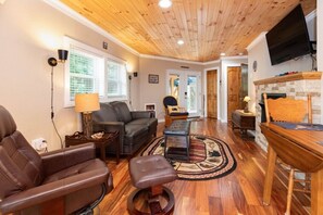 Smart TV, fireplace, video games, DVD player - A Round the Glen -Unique 2BR, 2BA, Fenced Yard, Firepit (Maggie Valley)