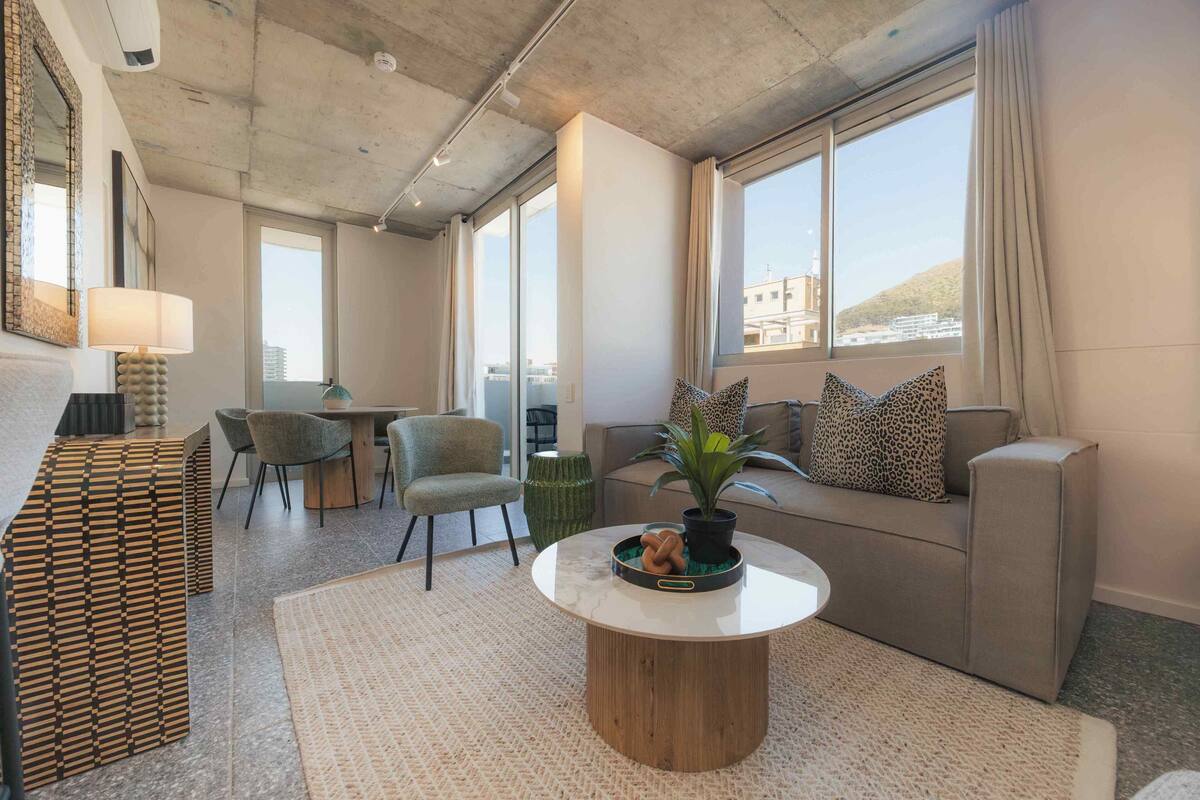Two Bedroom Apartment | 거실 공간 | 스마트 TV, 넷플릭스, 스트리밍 서비스