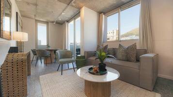 Two Bedroom Apartment | リビング エリア | スマートテレビ、Netflix、ストリーミングサービス