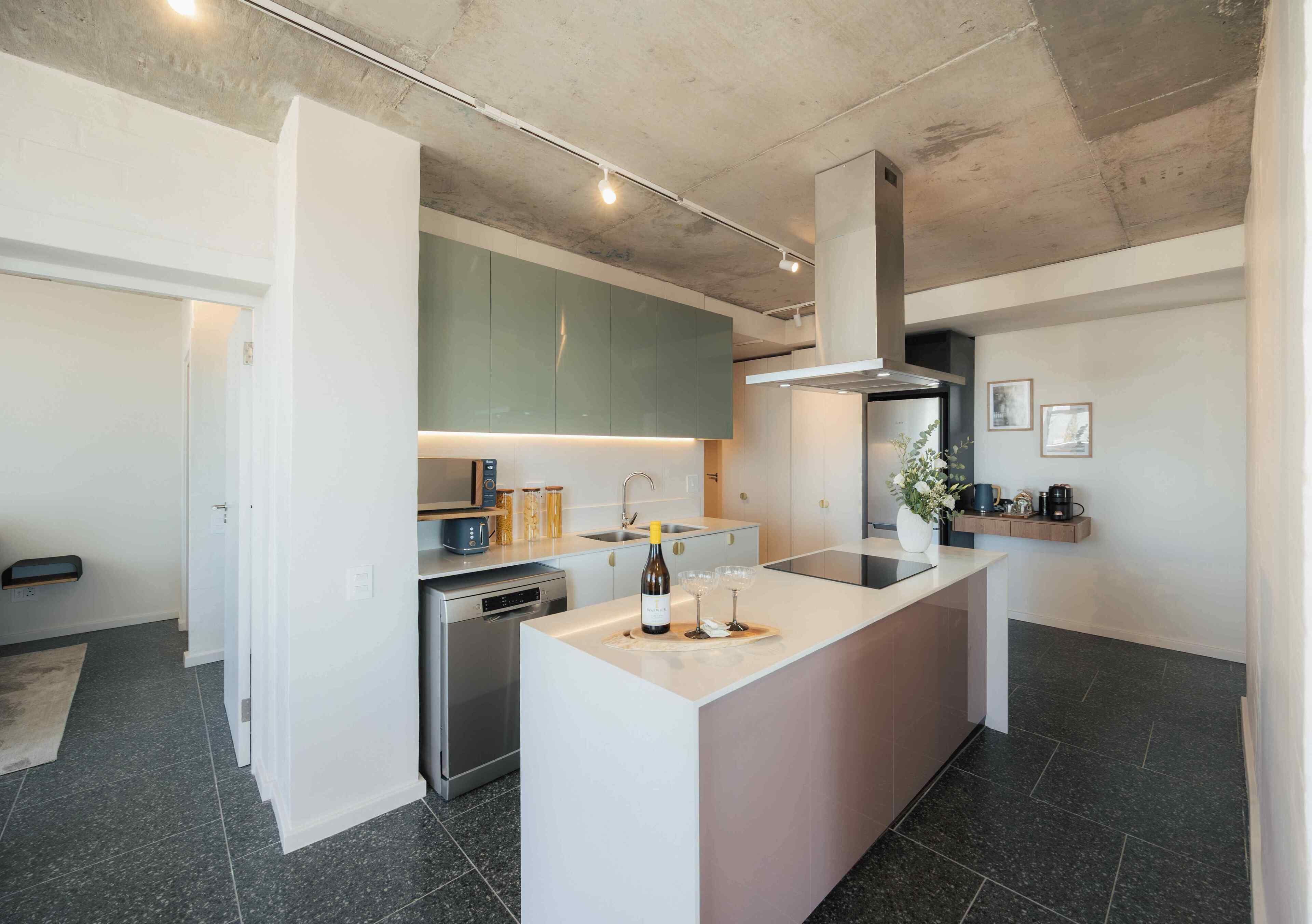 Luxe appartement | Privékeuken | Een koelkast met diepvriezer, een microgolfoven, een oven, een kookplaat