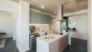 Three Bedroom Apartment | Cocina privada | Frigorífico grande, microondas, horno y placa de cocina