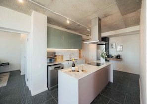 Three Bedroom Apartment | 私人廚房 | 大型冰箱、微波爐、烤箱、爐台