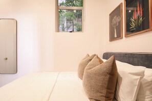 One Bedroom Apartment | In-room safe, individually decorated, individually furnished, desk