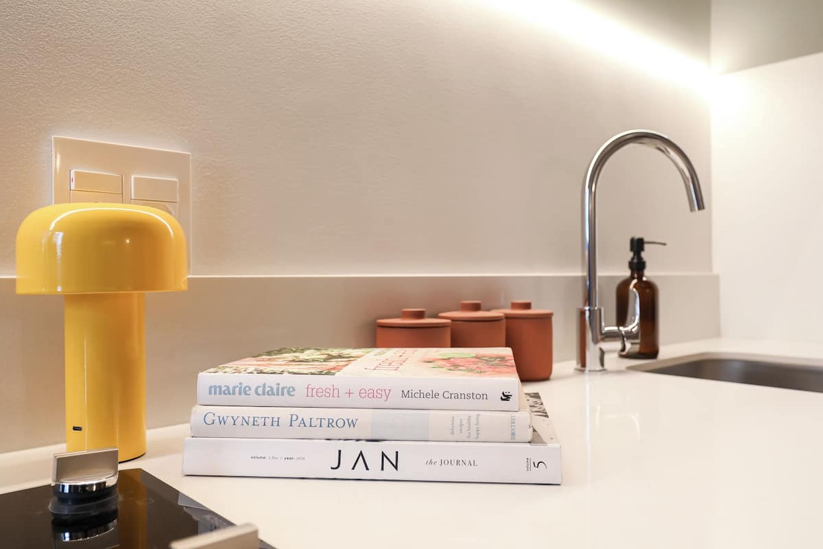 Compact Studio | Eigene Küche | Großer Kühlschrank, Mikrowelle, Ofen, Herdplatte