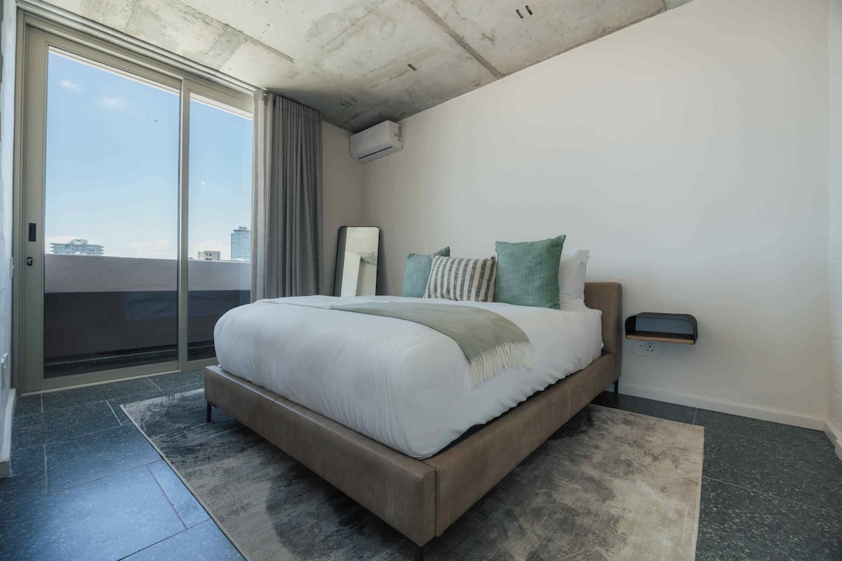 Three Bedroom Apartment | Safe på rommet, individuelt dekorert, individuelt innredet og skrivebord