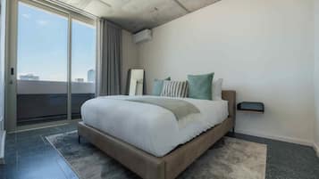 Three Bedroom Apartment | Coffres-forts dans les chambres, décoration personnalisée