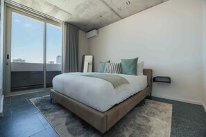 Three Bedroom Apartment | Una cassaforte in camera, con stile personalizzato