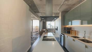 Three Bedroom Apartment | Cucina privata | Frigorifero con congelatore, microonde, forno, piano cottura