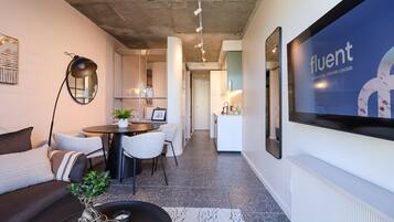 Studio | リビング エリア | スマートテレビ、Netflix、ストリーミングサービス