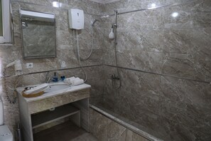 Toallas, shampoo, papel higiénico