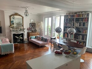 TV, books - Bohemian 3-bedroom apartment in Paris. 3 floor with lift (Paris)