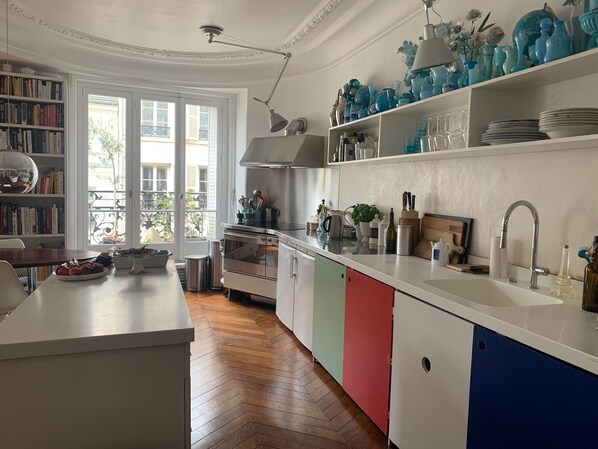 Fridge, oven, stovetop, dishwasher