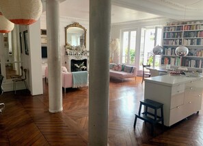 TV, books - Bohemian 3-bedroom apartment in Paris. 3 floor with lift (Paris)