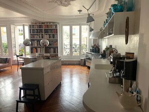 Fridge, oven, stovetop, dishwasher - Bohemian 3-bedroom apartment in Paris. 3 floor with lift (Paris)