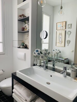 Dusj, hårføner, håndklær og såpe