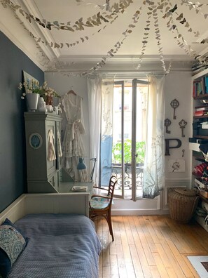 3 habitaciones, tabla de planchar con plancha, wifi y ropa de cama 