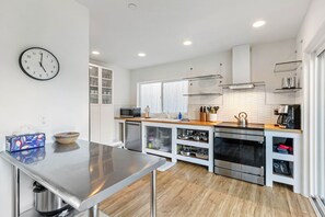 Kylskåp, mikrovågsugn, ugn och spishäll