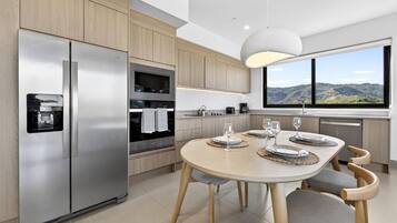 Frigorífico, microondas, horno y placa de cocina