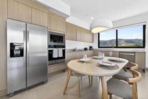 Kjøleskap, mikrobølgeovn, ovn og kokeplater